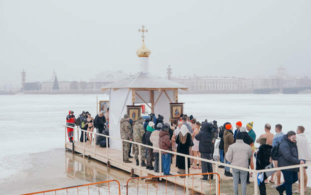 Александр Беглов и Александр Бельский окунулись в иордань на Заячьем острове