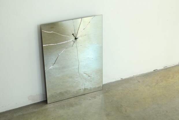 Зеркало с гвоздем от Lennart Van Uffelen.