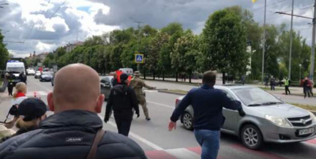 В Запорожье полиция и бандеровцы сорвали автопробег в честь Дня Победы