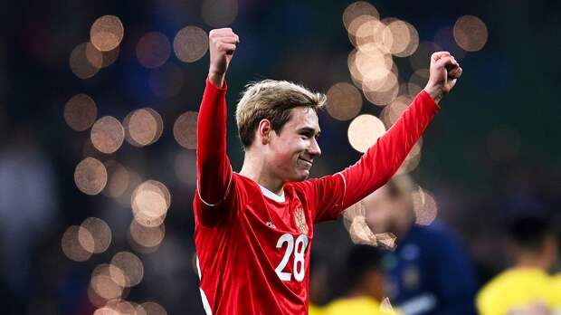 «Гордимся, когда видим Лешу в форме сборной России». В «Локомотиве» поздравили Батракова с дебютом