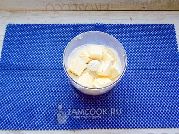 Смешать муку с маслом