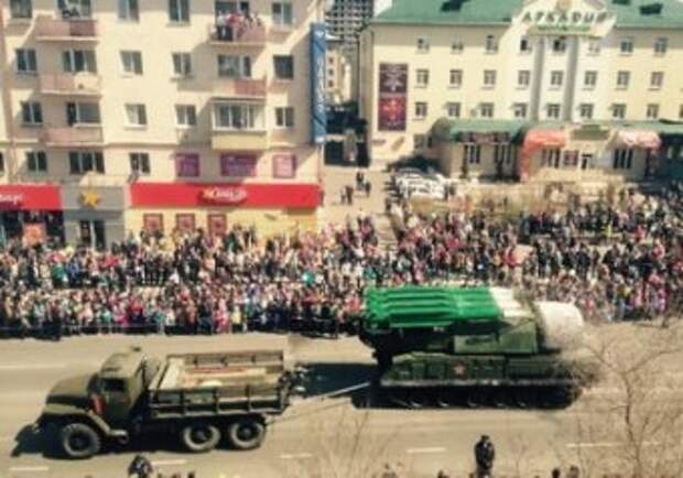 В Чите на параде Победы загорелась ракетная установка «Бук» (видео) В Чите на параде Победы загорелась ракетная установка «Бук» (видео)