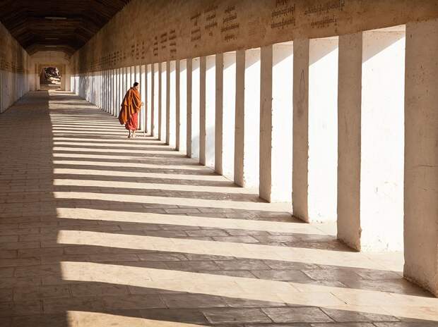 myanmar-monk-temple_93268_990x742