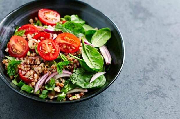Вкусный гречневый салат. \ Фото: wowfood.club.