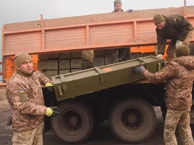 ВСУ используют технику фермеров для перевозки оружия и боеприпасов (ВИДЕО)