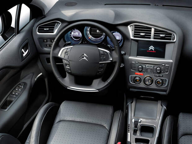 Салон Citroen C4 Салон автомобиля Citroen C4 отличается наличием жидкокристаллической приборной панели