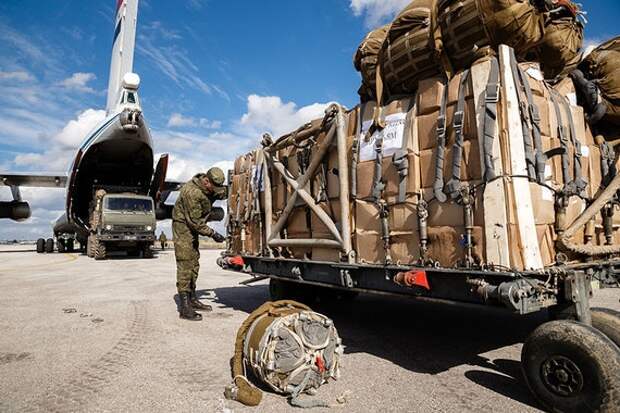 В Сирии Россия и США возводят военные базы в 40 км друг от друга В Сирии Россия и США возводят военные базы в 40 км друг от друга