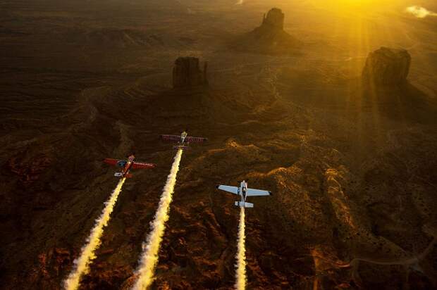 Пилоты соревнуются на чемпионате мира по воздушным гонкам Red Bull Air Race в штате Юта