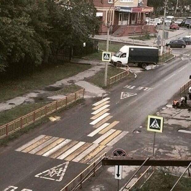 Зебра асфальт, дорожная разметка, надписи на машинах, прикол