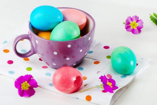 Яйца красят в Чистый четверг, который в 2015 году припадает на 9 апреля