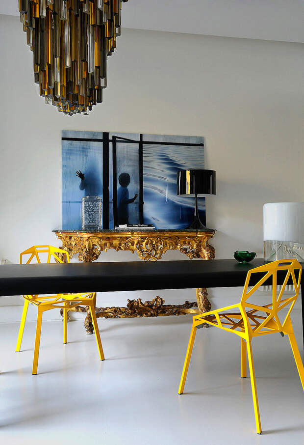 Мебель и предметы интерьера в цветах: голубой, черный, серый, коричневый. Мебель и предметы интерьера в стиле эклектика.