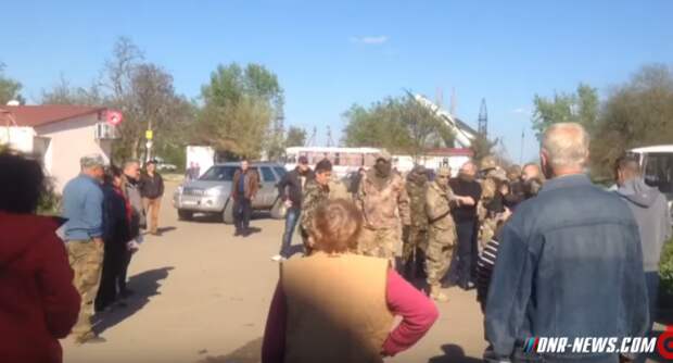 Жители Одесского села избили бойцов "Азова", защищая памятник Ленину. Жители Одесского села избили бойцов "Азова", защищая памятник Ленину.