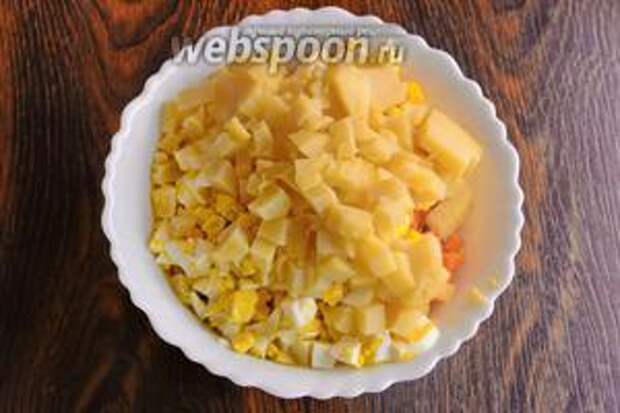 Нарезаю кубиками картофель.