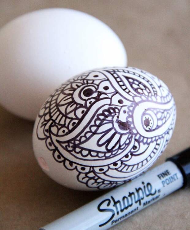 Раскрасить яйца маркером