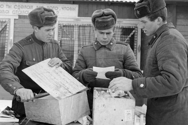 Пограничники заставы Нижне-Михайловки получают посылки и письма от жителей СССР, в которых выражается восхищение героизмом и мужеством защитников границы.