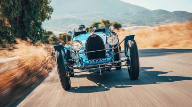 Историческая встреча Bugatti Divo и его старшего брата Type