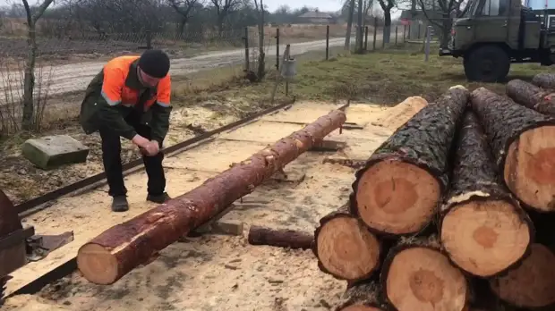 Центрирующий прижим бревна