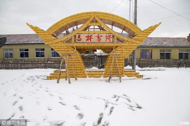 Китайский крестьянин строит ферму из кукурузы деревня, дом, китай, кукуруза, своими руками, строительство, фермер
