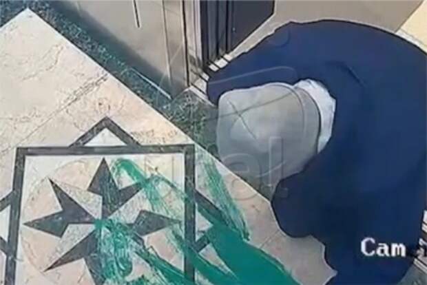 Россиянин выломал дверь и перекрасил пол в лифте чужого дома