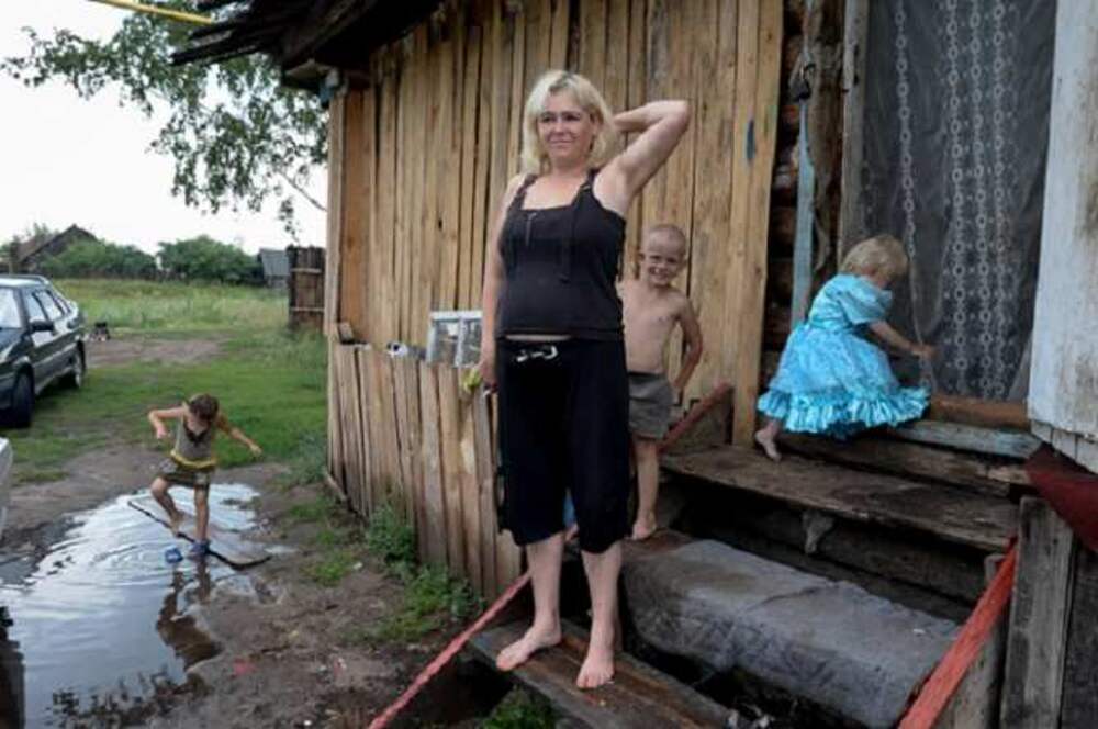 Соседская тетя. Нищие женщины. Бедная семья. Бедная деревенская девушка. Бедная женщина в деревне в России.