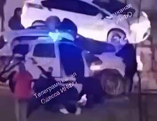 В Одессе неизвестные из автомата расстреляли двух полицейских. https://t.me/webmoney_dn/317950Video: Видео от Донецкая группа новостей|Донецк.ДНР