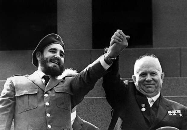 Фидель Кастро и Никита Хрущёв в Москве на Красной площади, 1963 год