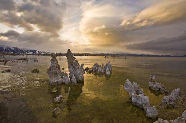 Озеро Моно и его необычайные колоны (США)