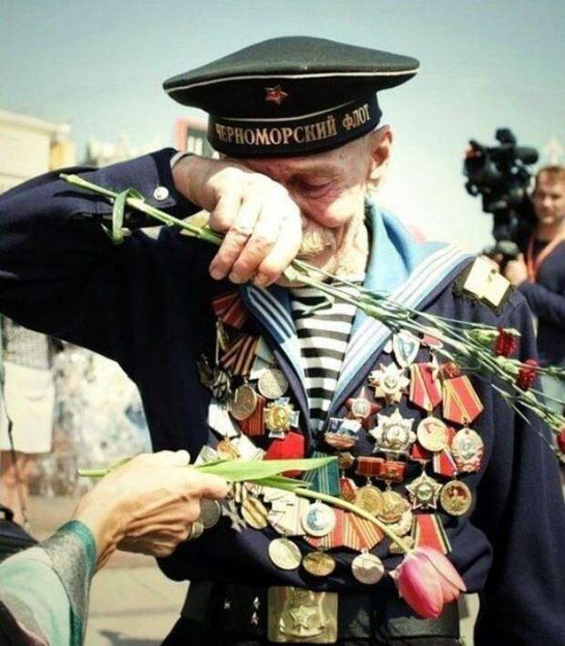 старик-ветеран войны в орденах