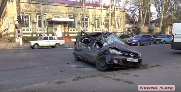 Украинские военные раздавили на бронетранспортере женщину в легковушке Украинские военные раздавили на бронетранспортере женщину в легковушке
