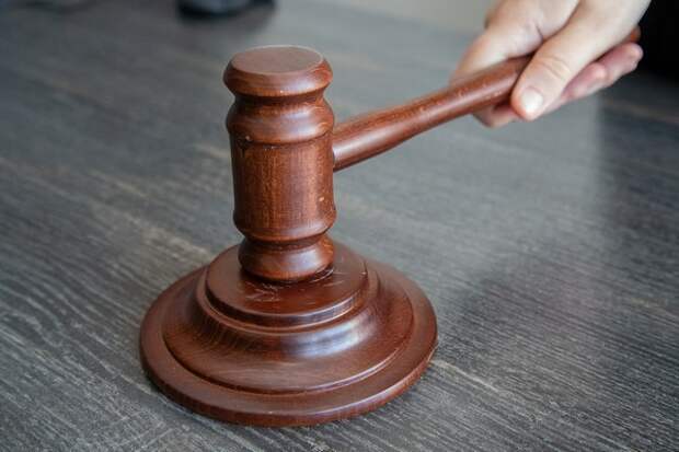 Тульский суд изменил основание увольнения пристава на «утрату доверия»