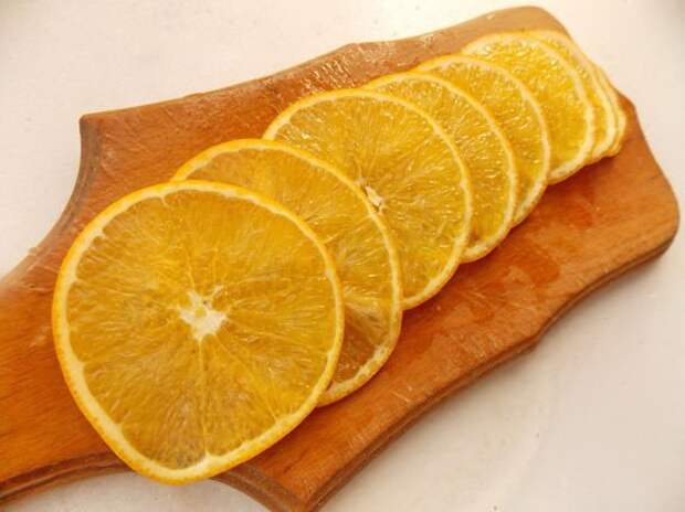 нарежем апельсины тонкими кружочками