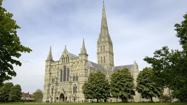 TripAdvisor временно отключил возможность оставлять отзывы о соборе в Солсбери
