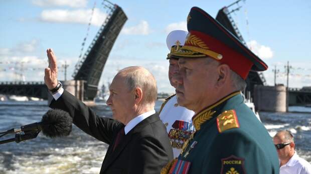 Путин пожал руку главе многодетной семьи из Магадана после торжеств на День ВМФ России