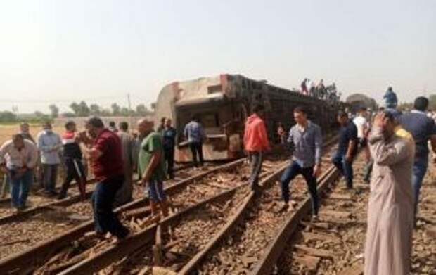 Около 100 человек пострадали при крушении поезда в Египте