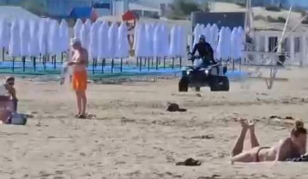 «Люди отдыхают, а он на квадроцикле полетел»: туристов возмутили патрули на пляже в Анапе