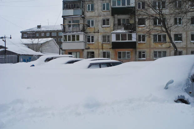 9. Зимой принято играть в старую народную игру: «Найди свою машину». зима, одинокие дома, холода