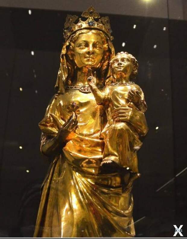 Золотая статуя Пресвятой Девы Марии с...