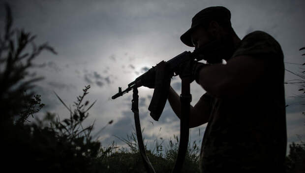 Боец украинского добровольческого батальона в Донецкой области. Архивное фото Боец украинского добровольческого батальона в Донецкой области. Архивное фото