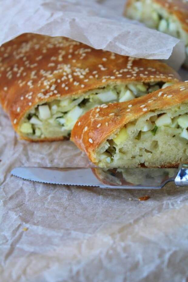 Дрожжевой рулет с луком и яйцом - пошаговый фото-рецепт