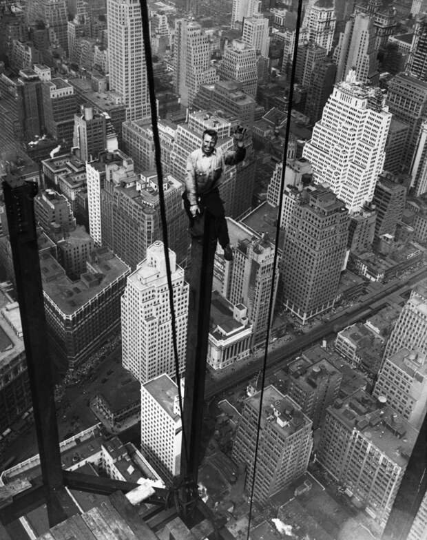 2. Карл Рассел и его коллеги во время работы на 88 этаже строящегося Empire State Building. Сентябрь 1930 года. история, небоскрёбы, фото