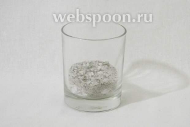 Соединяем соль, перец, измельчённый тимьян и перемешиваем.
