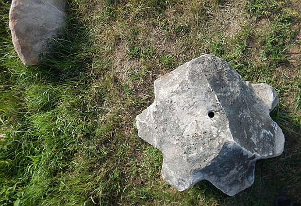 Каменные шестеренки со сквозными круглым и треугольным отверстиями. Фото - Николай Субботин