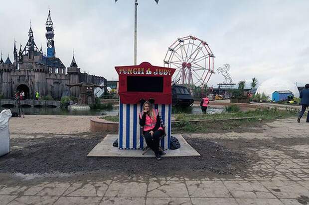 В Великобритании открылся мрачный «Диснейленд» - Dismaland (21 фото) В Великобритании открылся мрачный «Диснейленд» - Dismaland (21 фото)