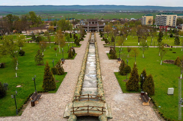 А виды открываются хорошие. От ресторана вниз по горке расположен симпатичный парк. грозный, прогулка, чечня