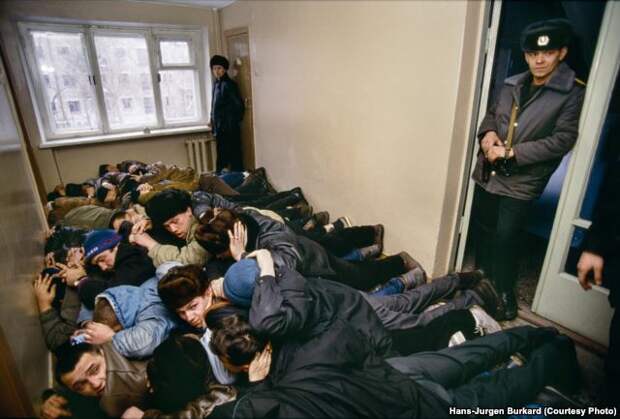 Задержанные бандиты из группировки "Уралмаш" спят вповалку перед допросом (1992)