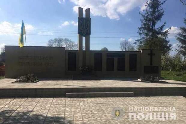 На Украине сожгли флаг УПА у мемориала погибшим во Второй мировой (ФОТО)  | Русская весна