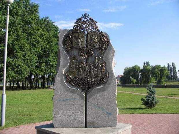 Депутаты проголосовали за снос памятника дружбы Киева и Москвы
