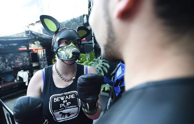 Субкультура Pup play в Сан-Франциско, участники которой ведут себя как собаки