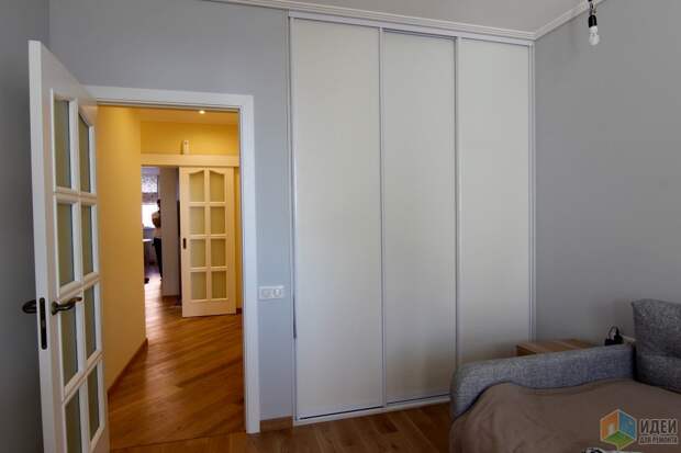 Белые двери в интерьере, стеновой шкаф
