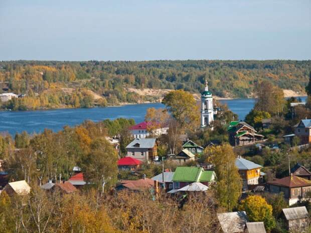 Маленький городок на Волге чарует и вдохновляет осенним пейзажем.